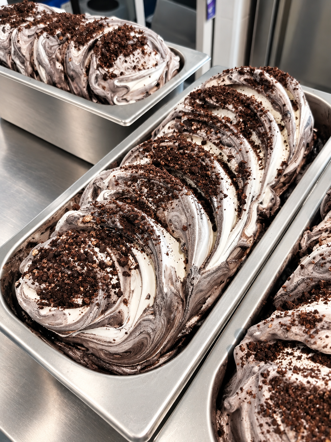 Frisch gestrichene Eisbehälter mit Stracciatella-Eis in der KAVLAK Eismanufaktur