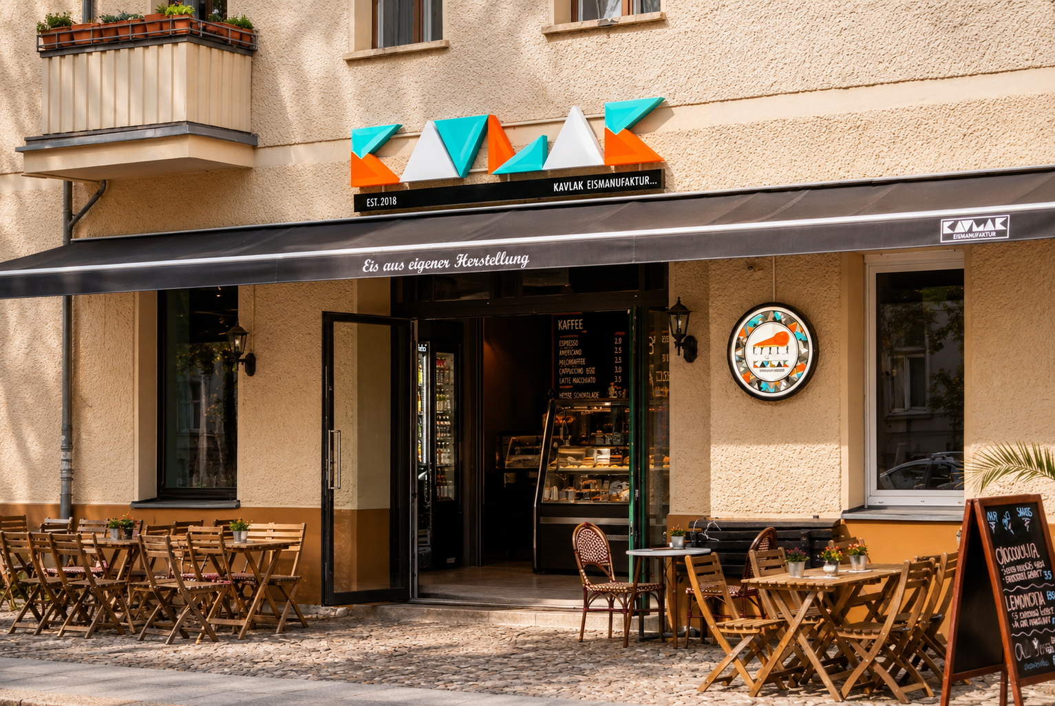 Ladenfront der KAVLAK Eismanufaktur in der Sredzkistraße 33